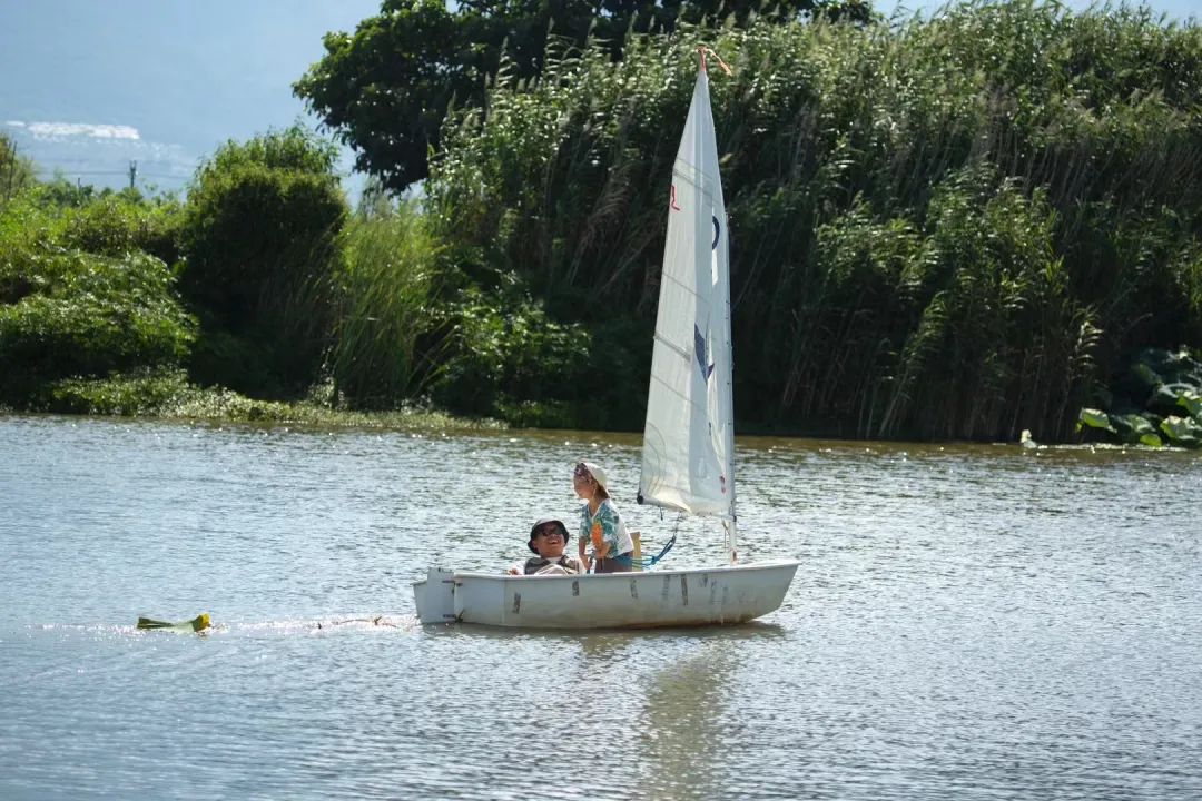 Experience sailing on the beautiful lake