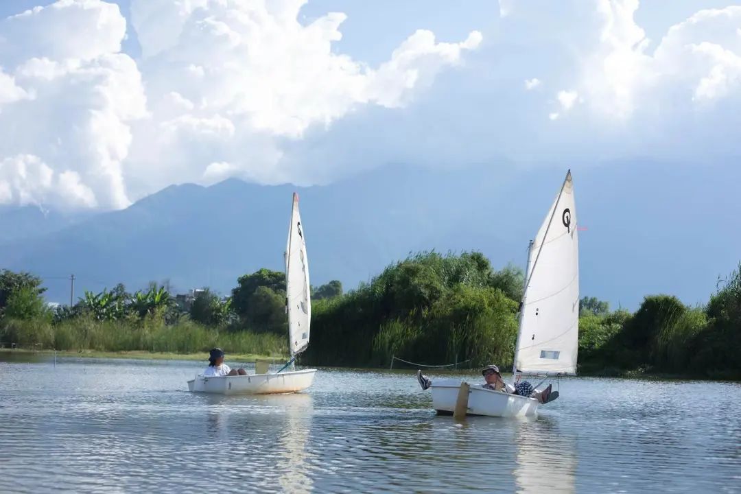Experience sailing on the beautiful lake