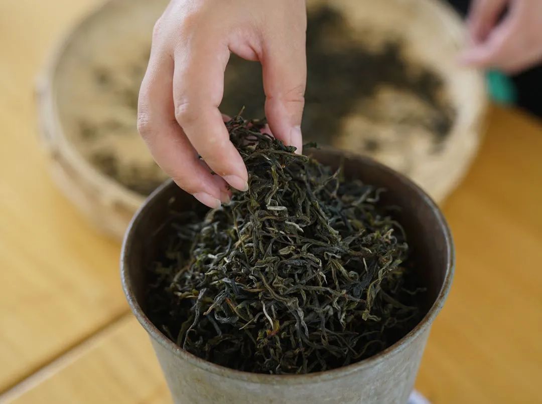 「莫催茶室」的明前绿茶 和 滇红茶