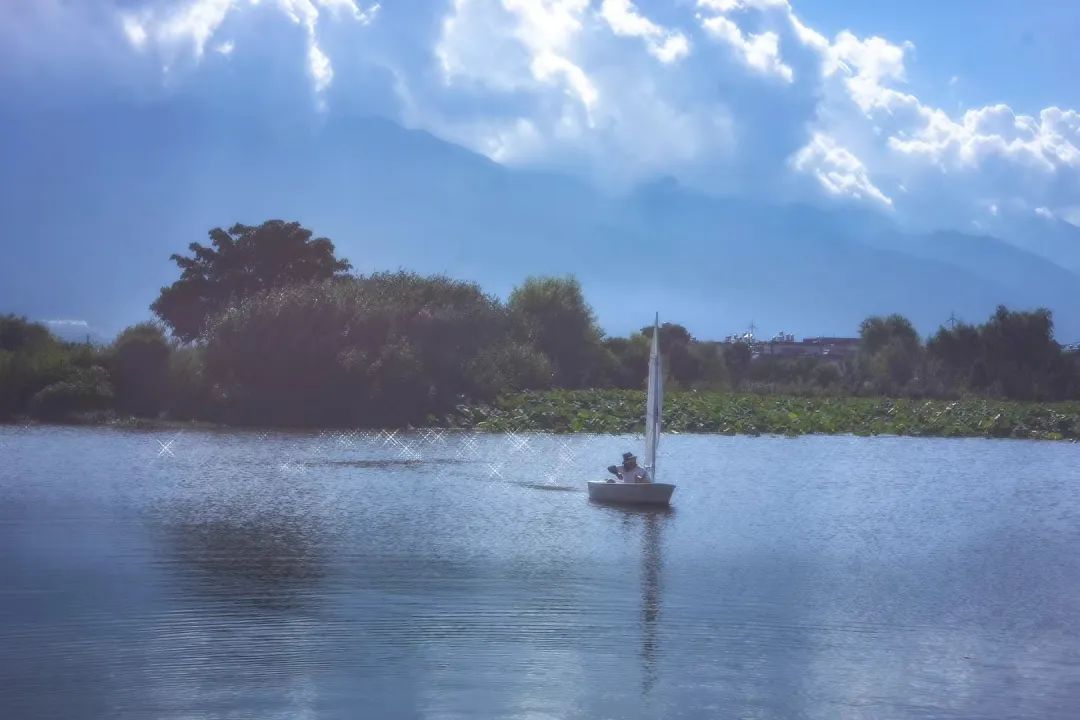 Experience sailing on the beautiful lake