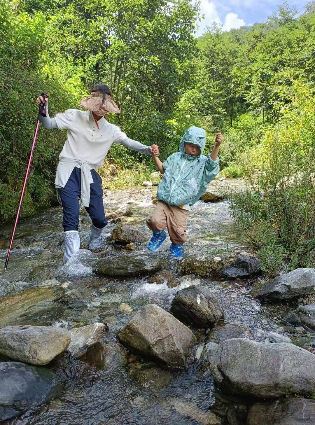 슈샤와 함께 보석 줍기 · 물놀이 · 그림 그리기