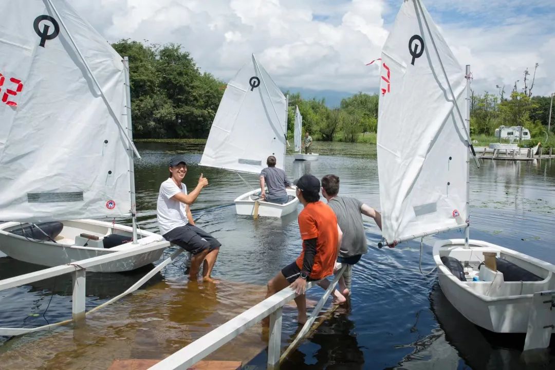 Experience sailing on the beautiful lake