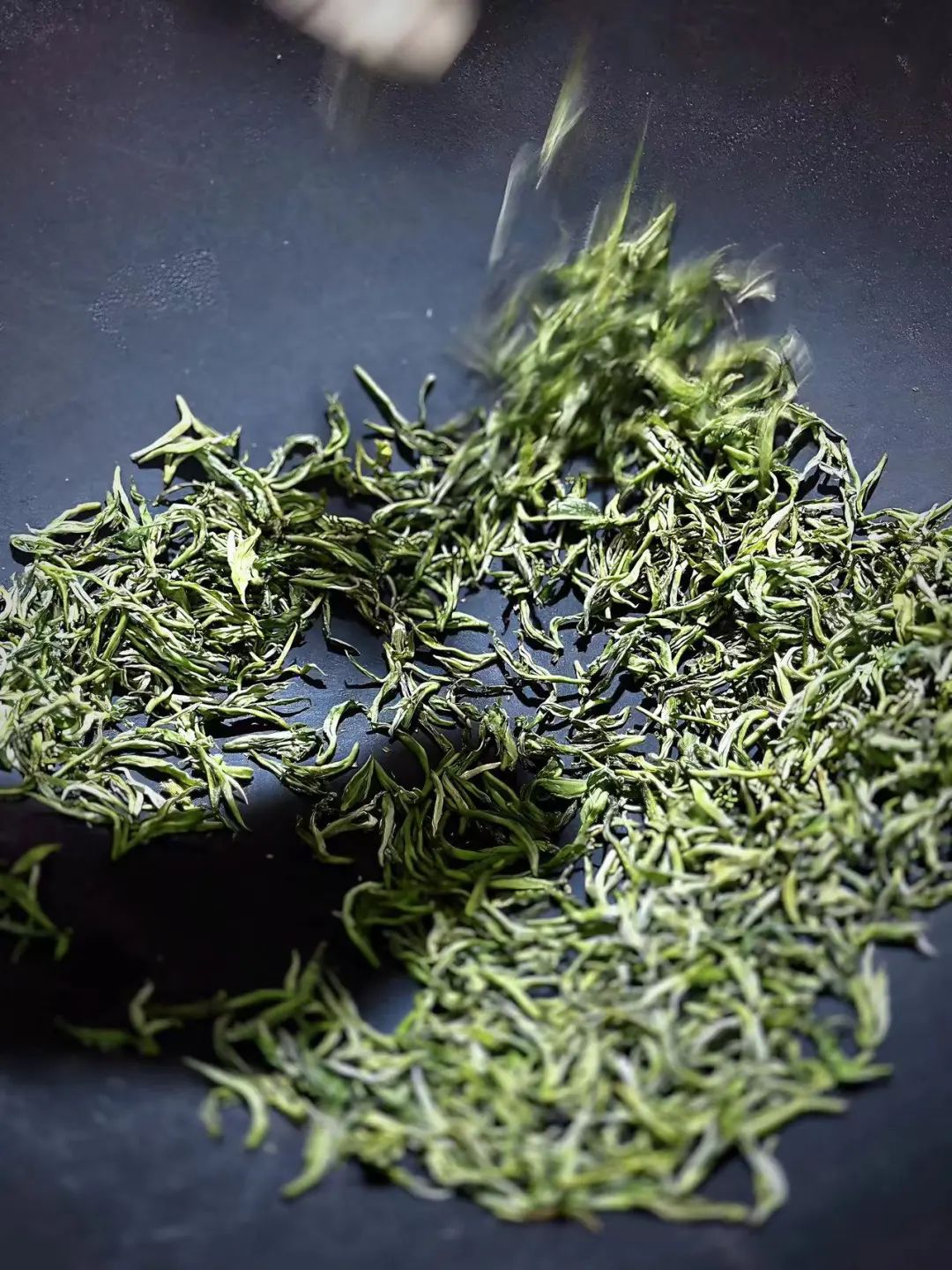 「莫催茶室」的明前绿茶 和 滇红茶