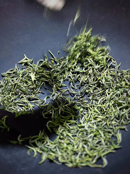 「莫催茶室」的明前绿茶 和 滇红茶