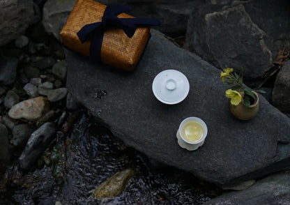 「莫催茶室」的明前绿茶 和 滇红茶