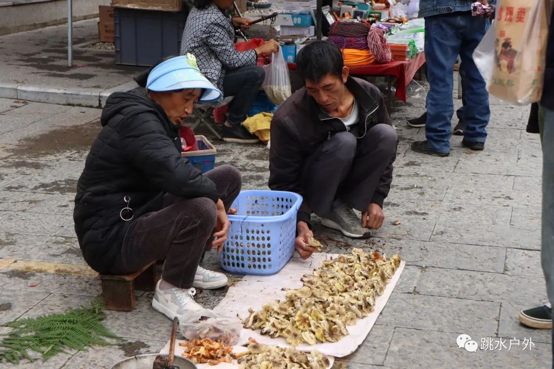 去赶集（每个镇每周一次集市）