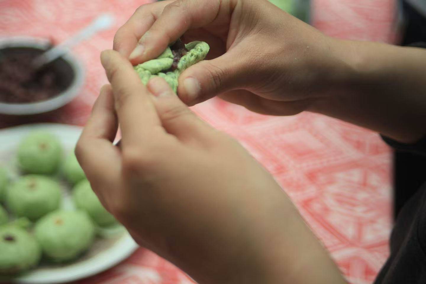 在苍山脚下「做青团」