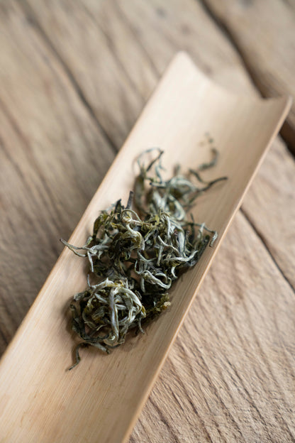 「莫催茶室」的明前绿茶 和 滇红茶